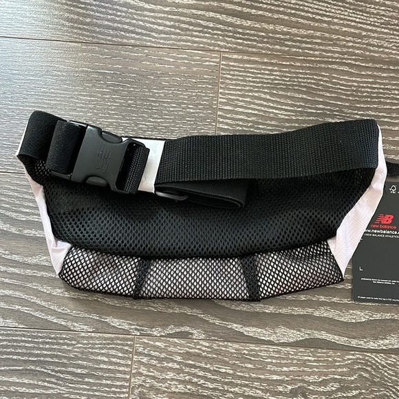 NWT NEW BALANCE Fannypack/belt bag - Picture 2 of 6